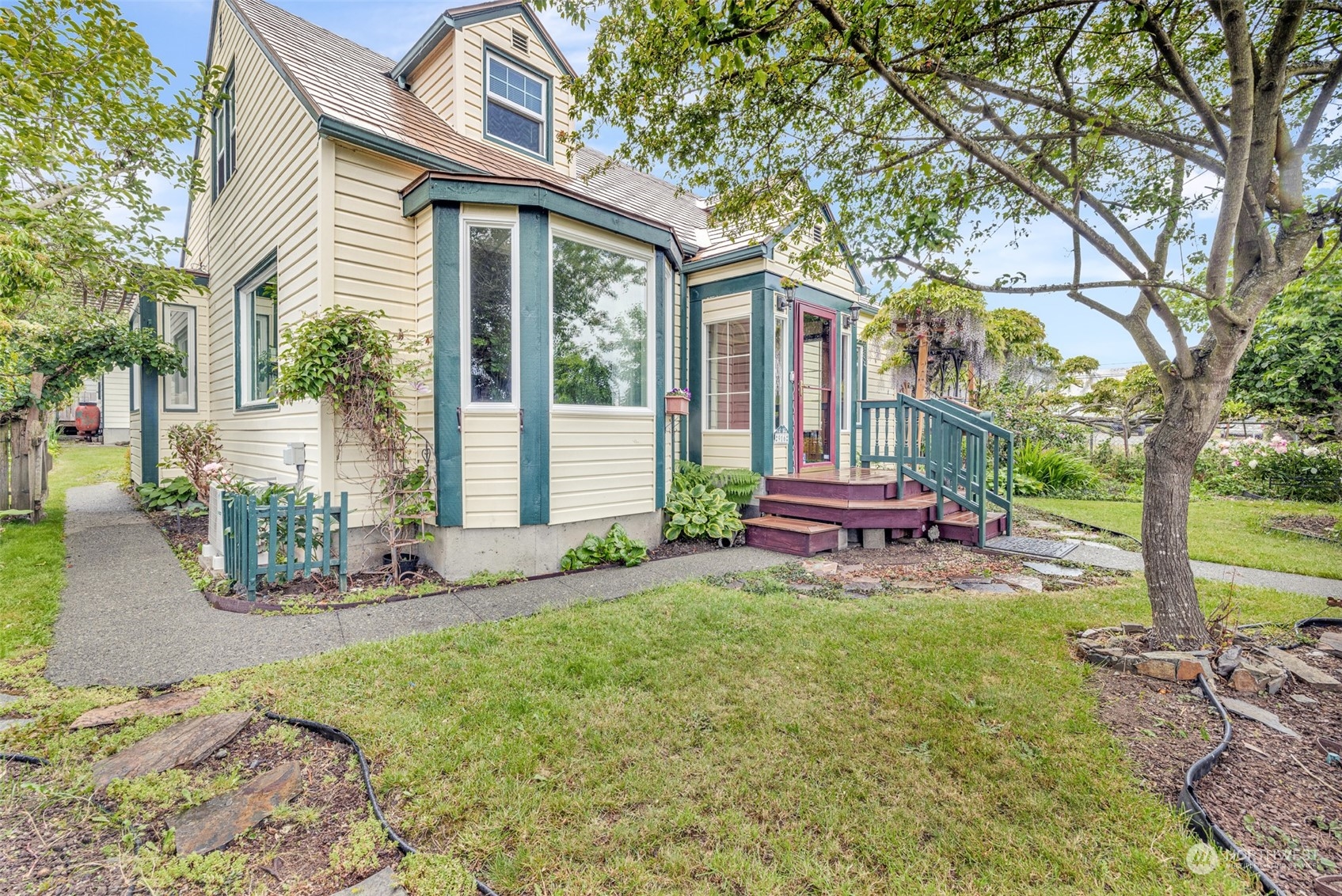 916 E 5th Street
