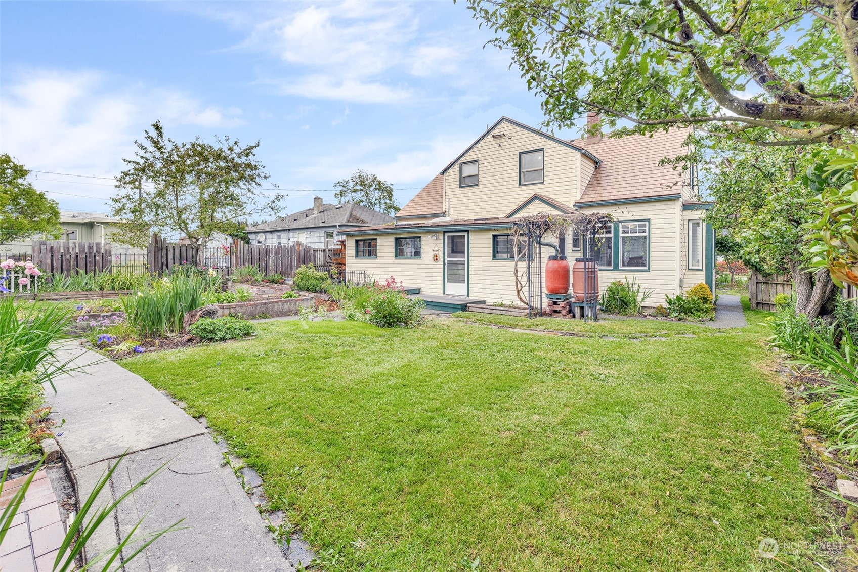 916 E 5th Street