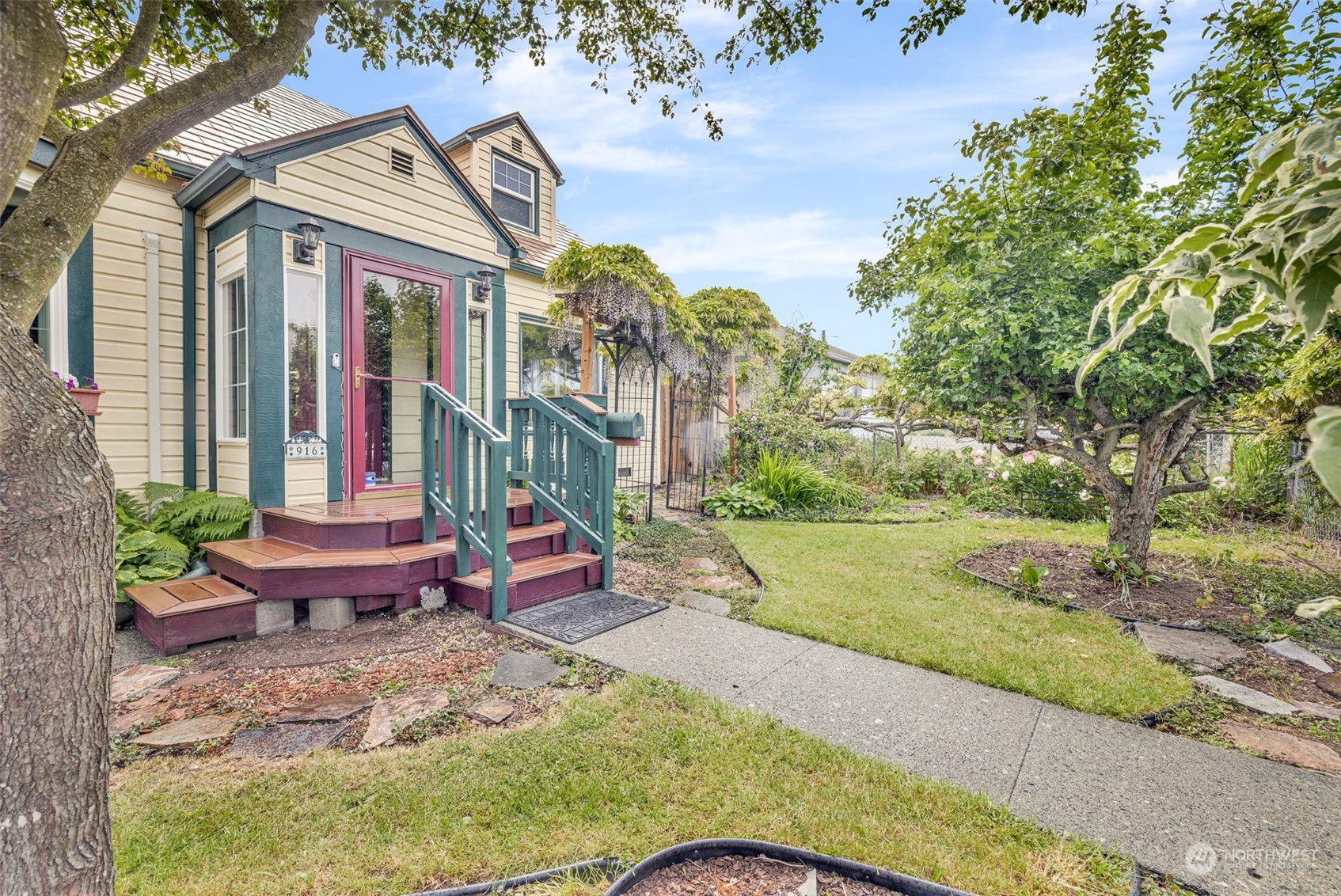 916 E 5th Street