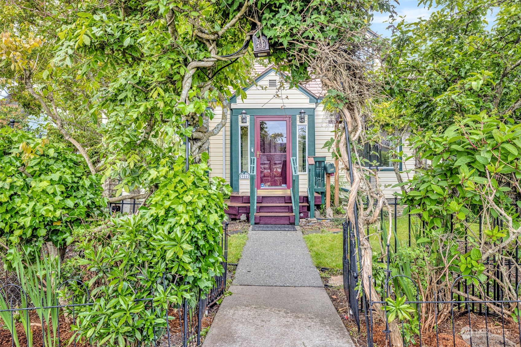 916 E 5th Street