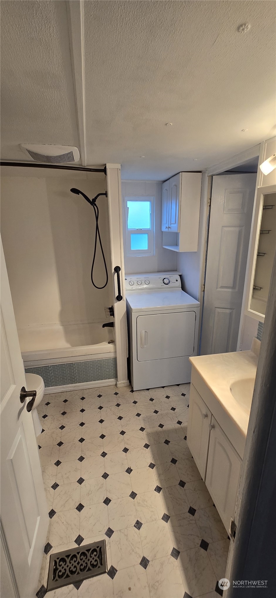 819 E 204th Street E Unit: 20
