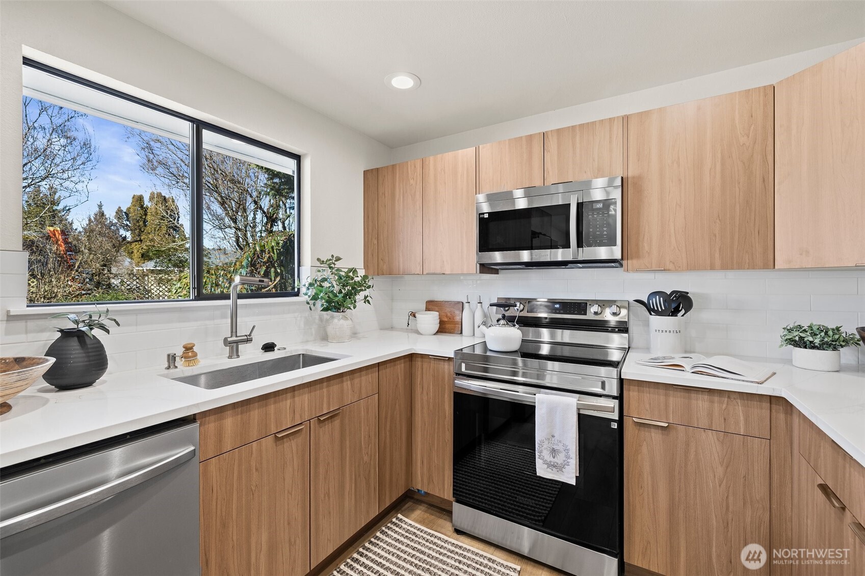 859 Redmond Avenue NE