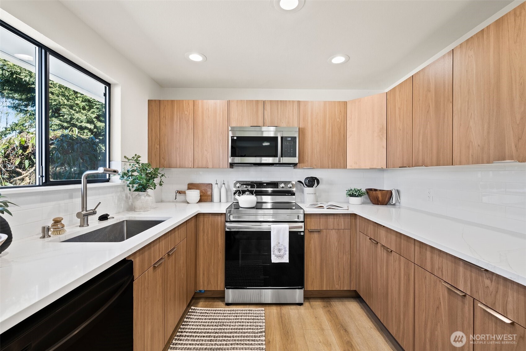 859 Redmond Avenue NE