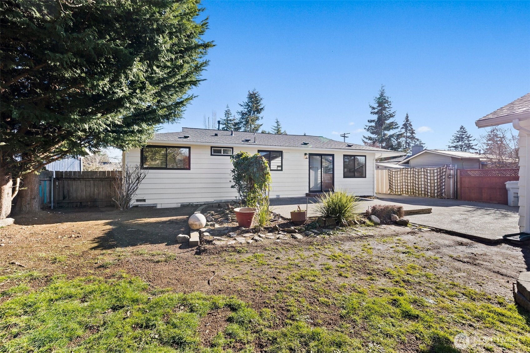 859 Redmond Avenue NE