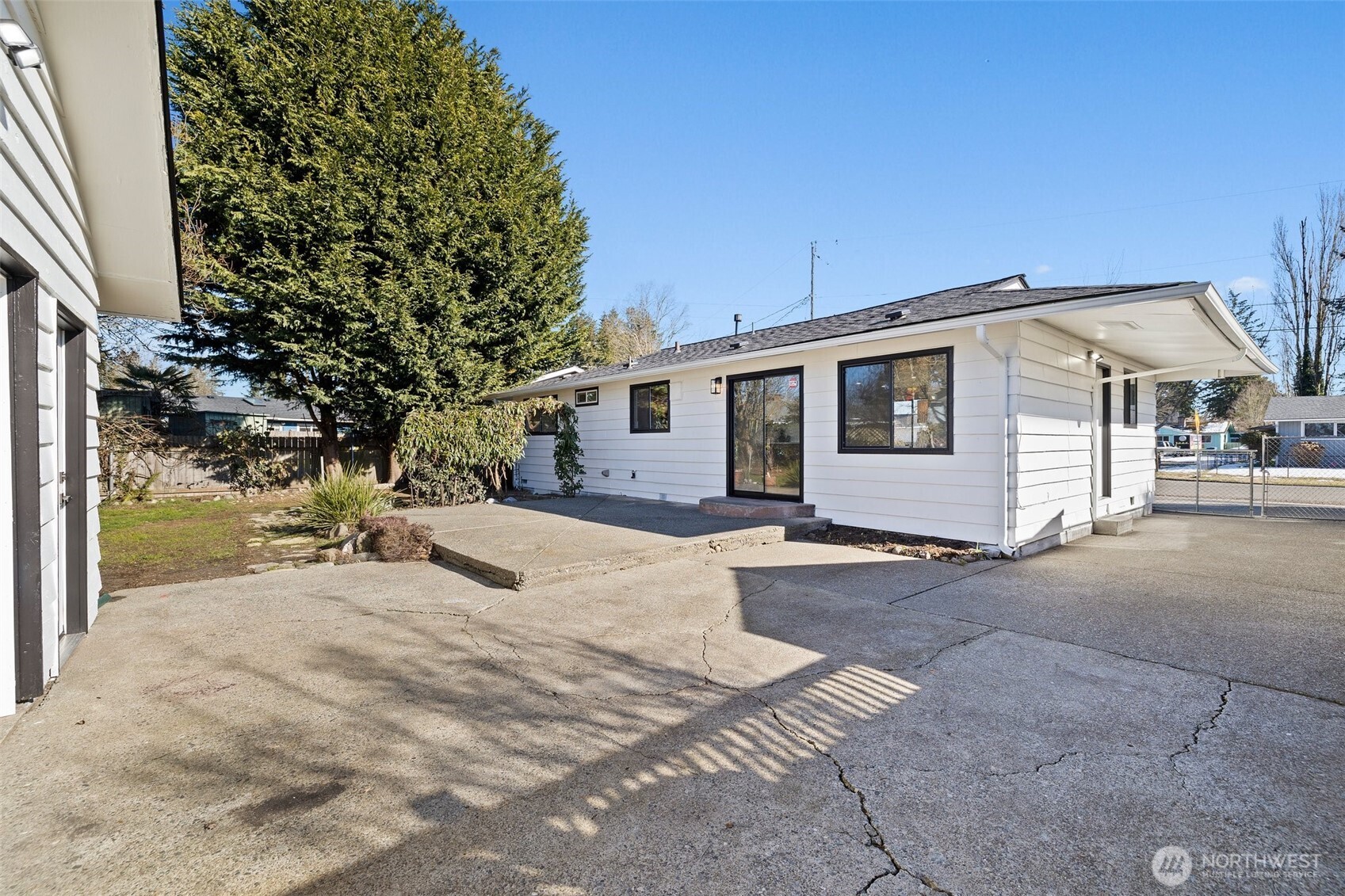 859 Redmond Avenue NE