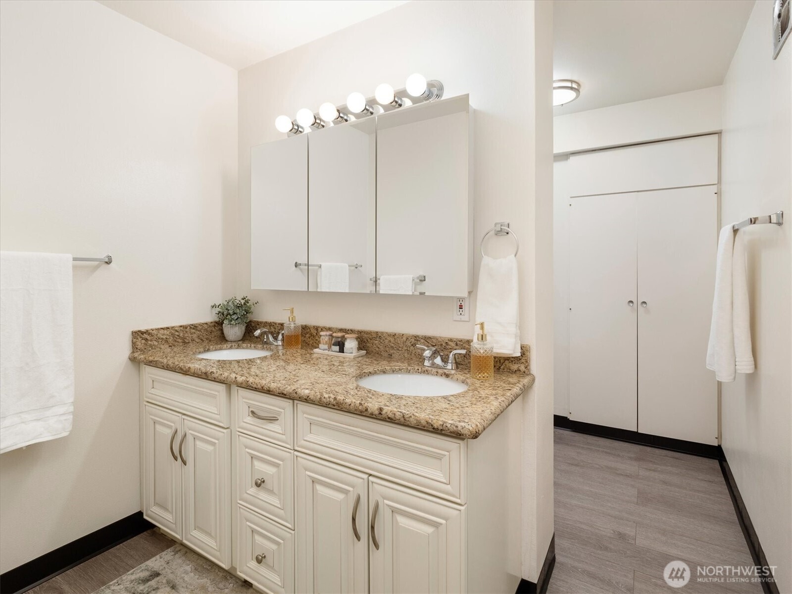 308 E Republican Street Unit: 515