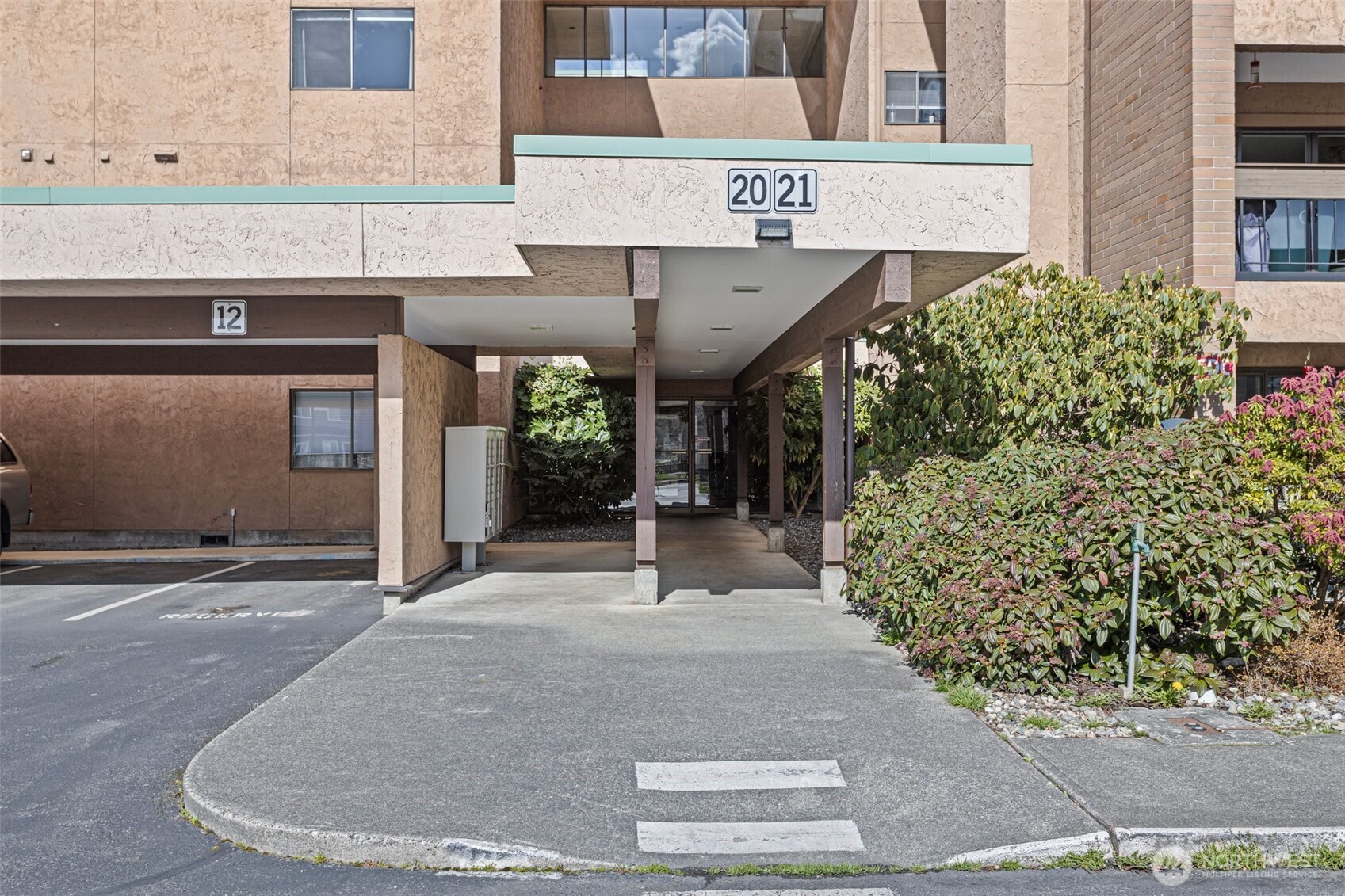 2021 N LaVenture Road Unit: 303