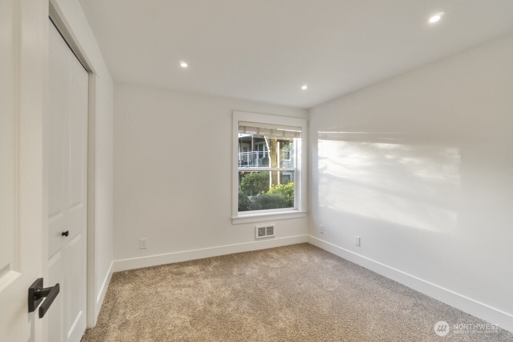 22910 90th Avenue W Unit: B105