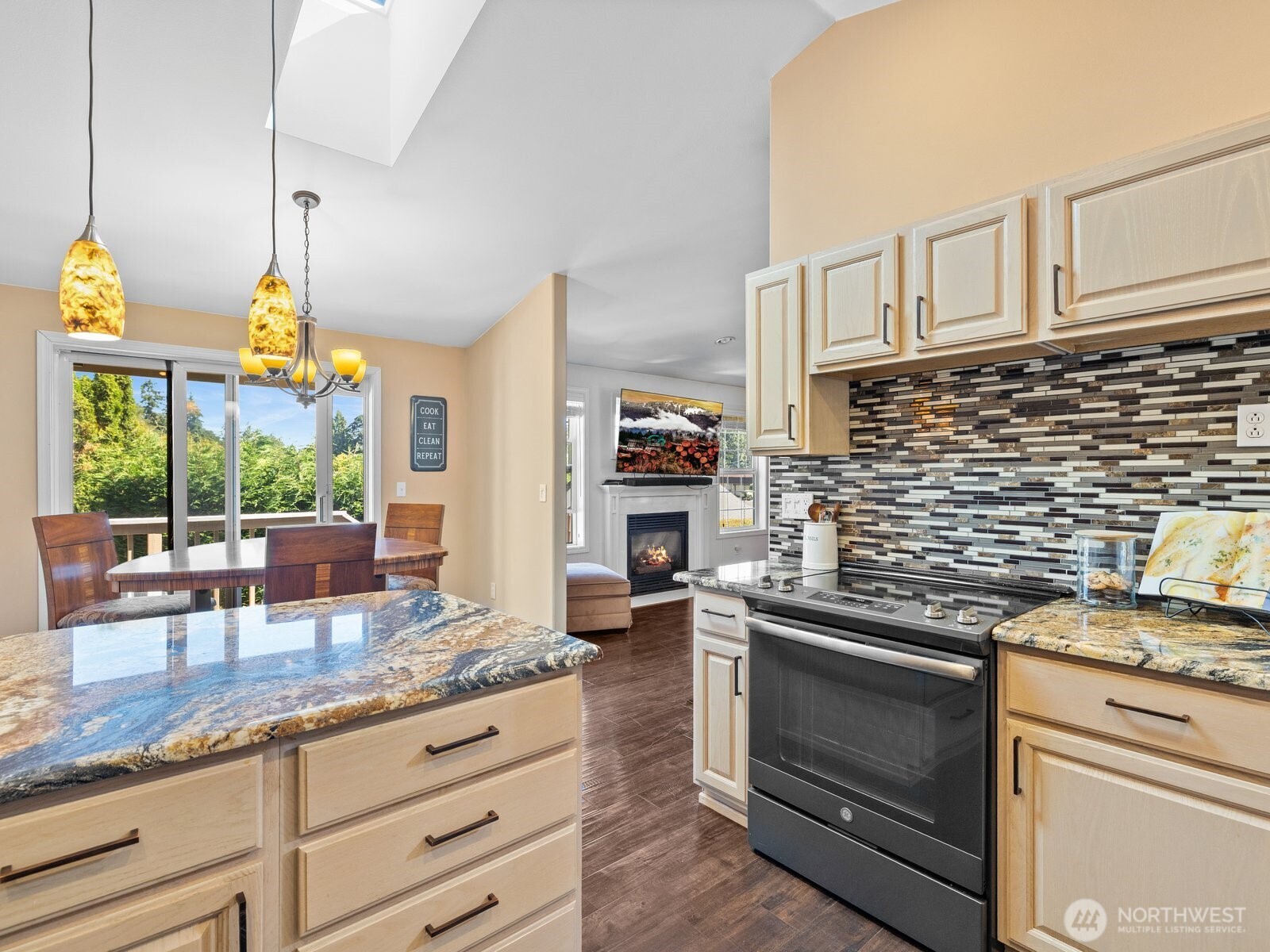 1 Lakewood Oaks Drive SW