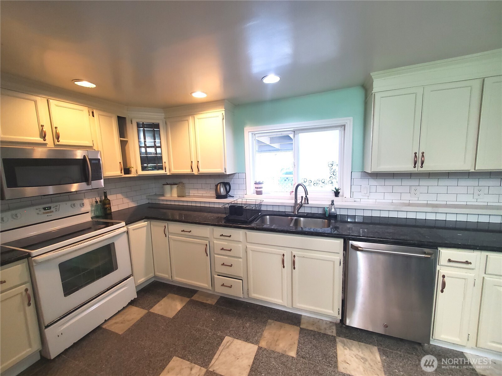 16 E Intercity Avenue
