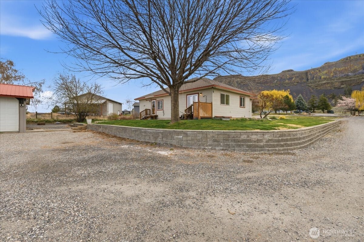 55676 Bay Area Dr NE
