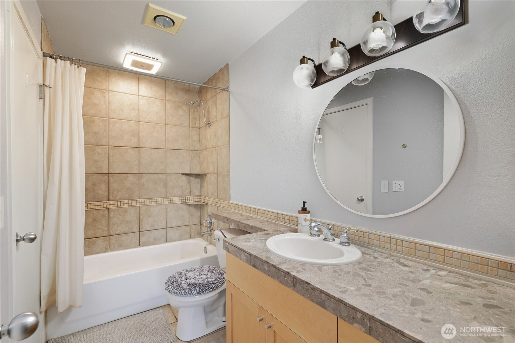 275 W Roy Street Unit: 412