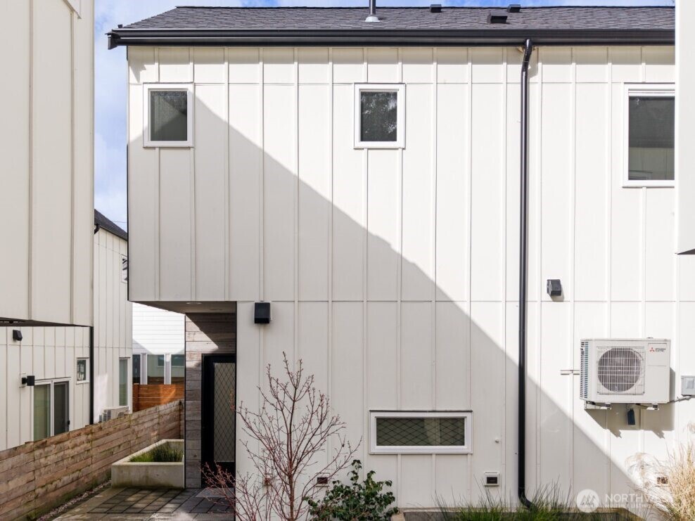 10350 Wallingford Avenue N Unit: B