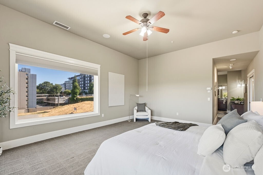 207 Broadway Unit: 200