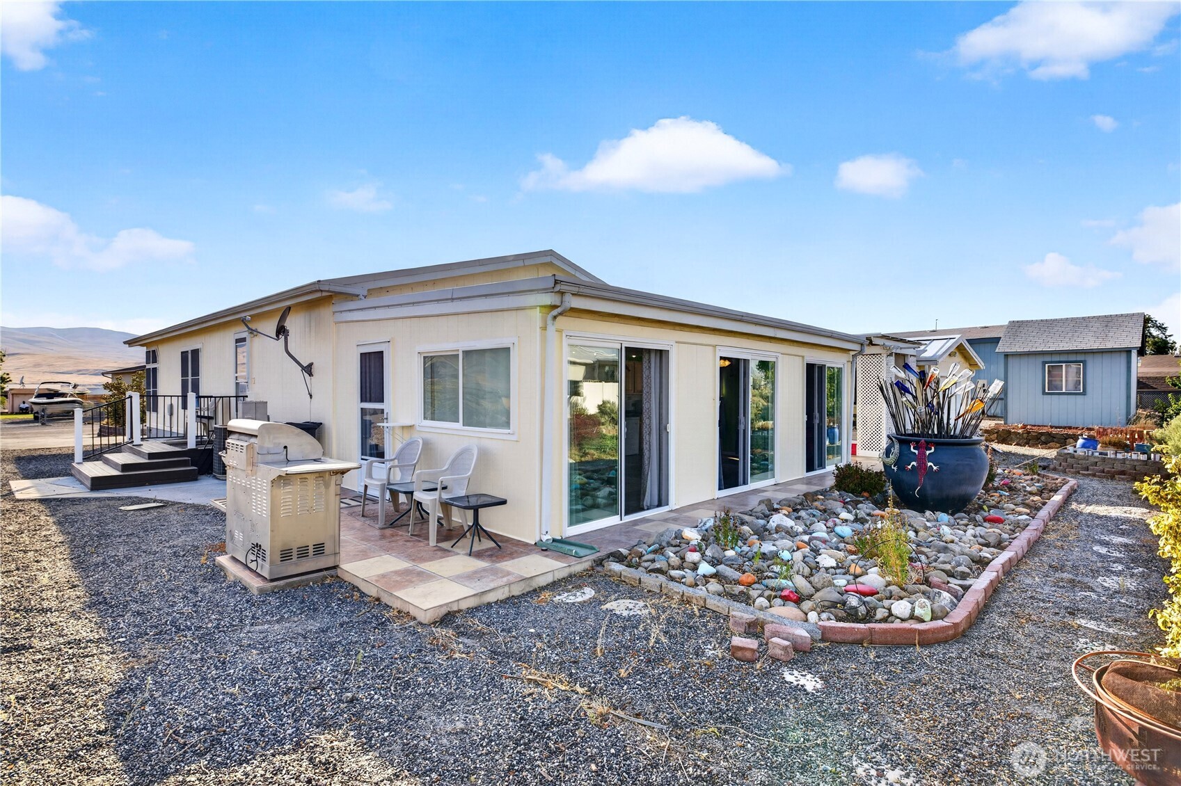 105 Edgewater Way SW