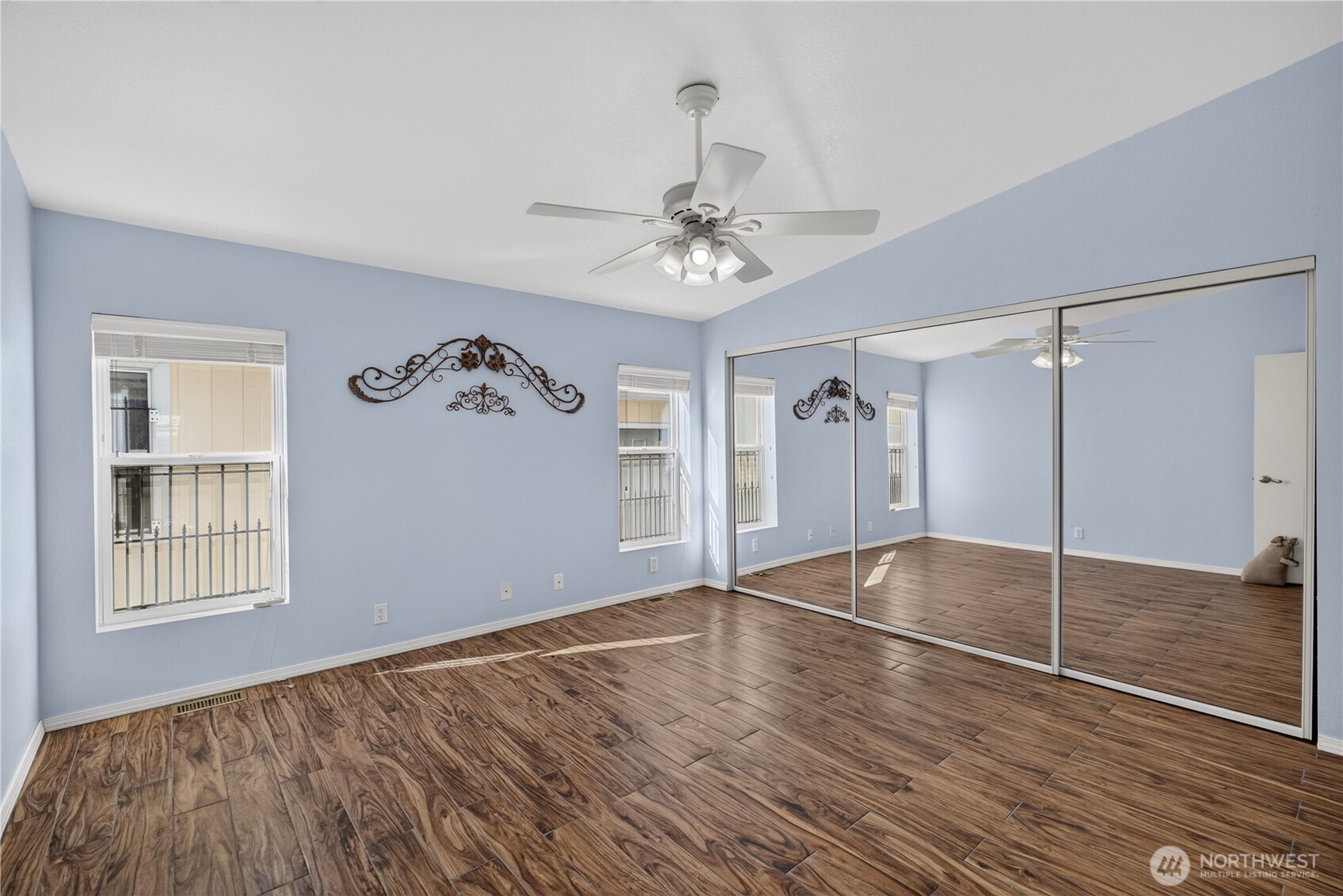 105 Edgewater Way SW