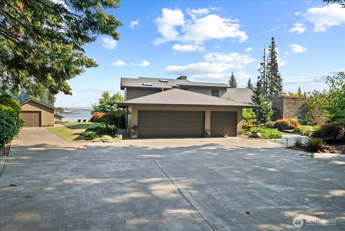 2110 Channel Road E