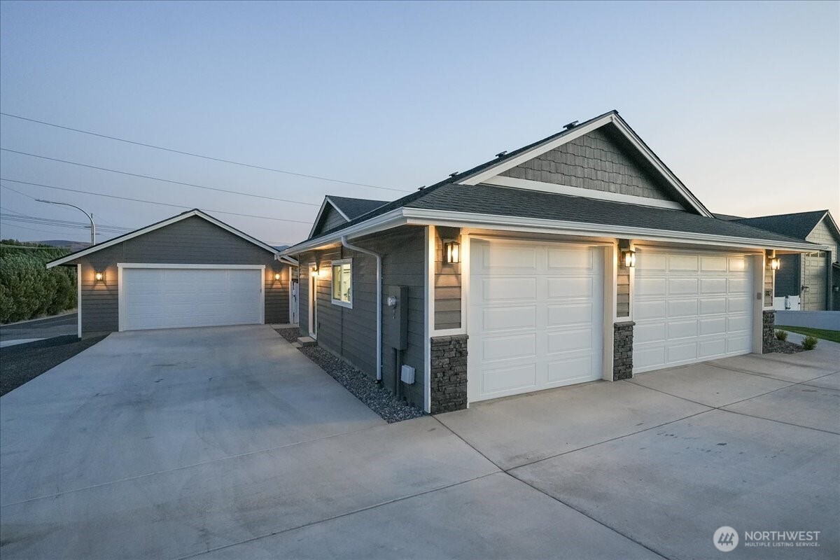 812 N Newport Loop
