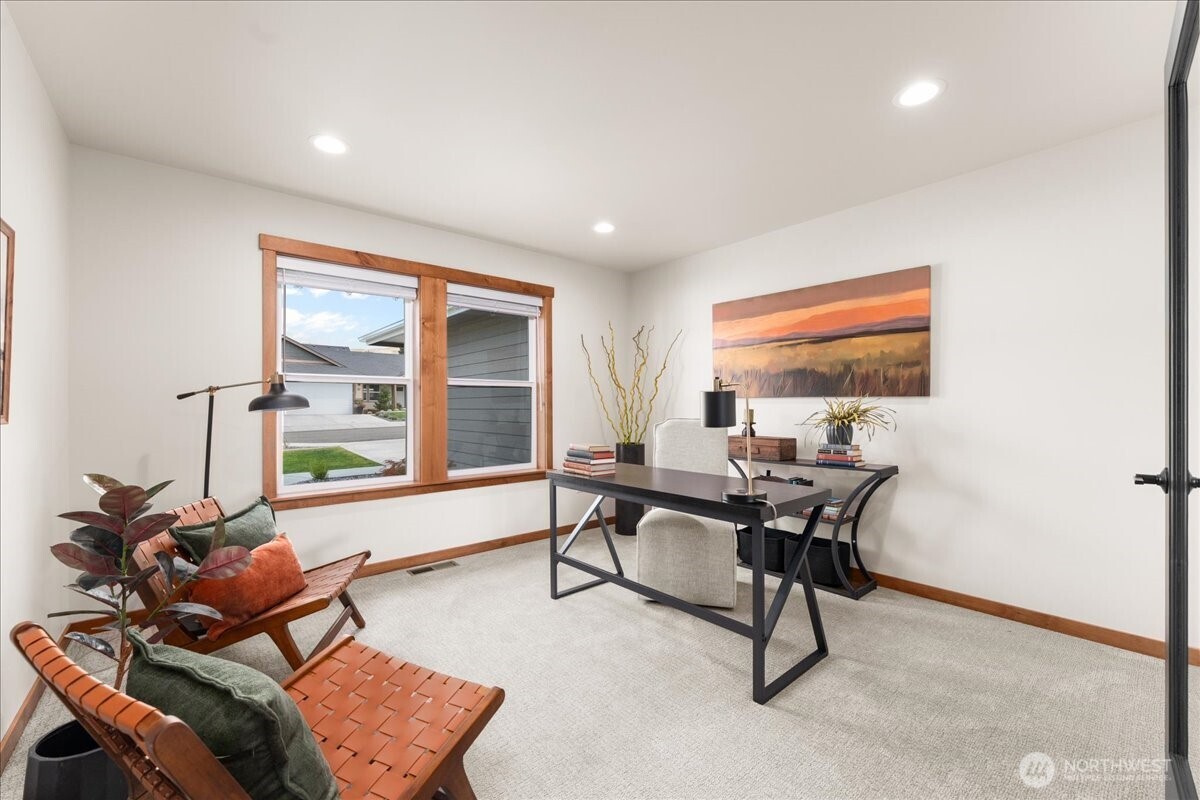 812 N Newport Loop
