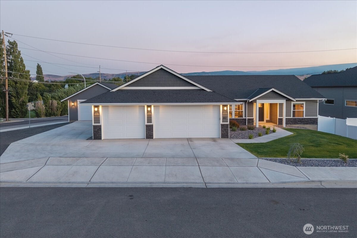 812 N Newport Loop