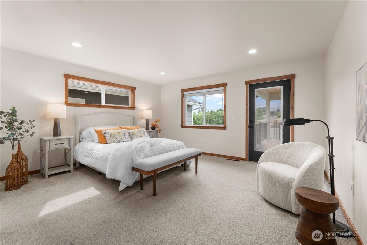 812 N Newport Loop