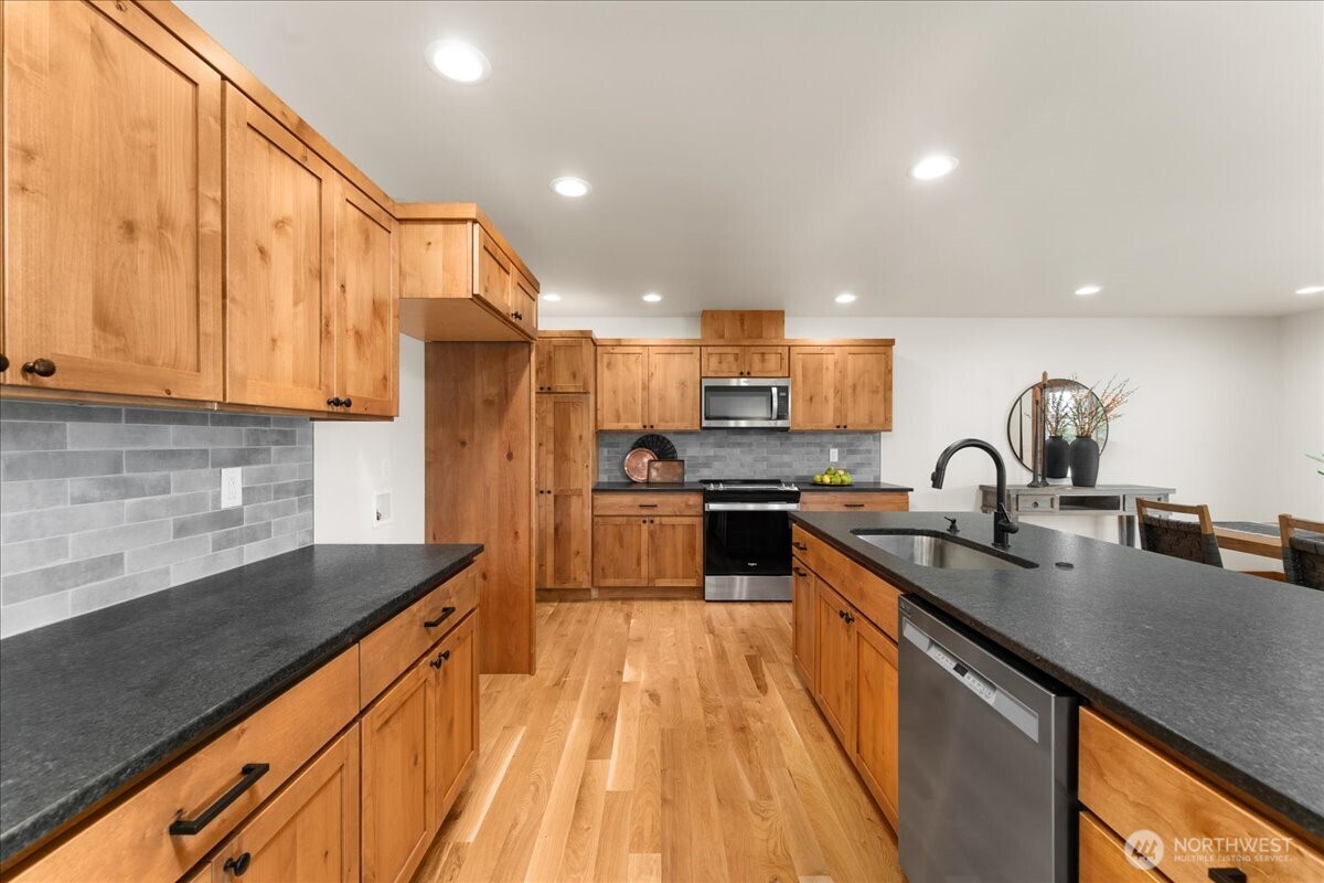 812 N Newport Loop