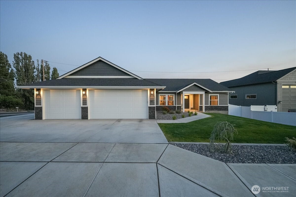 812 N Newport Loop