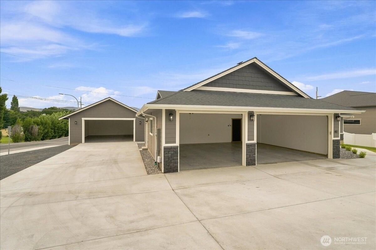 812 N Newport Loop