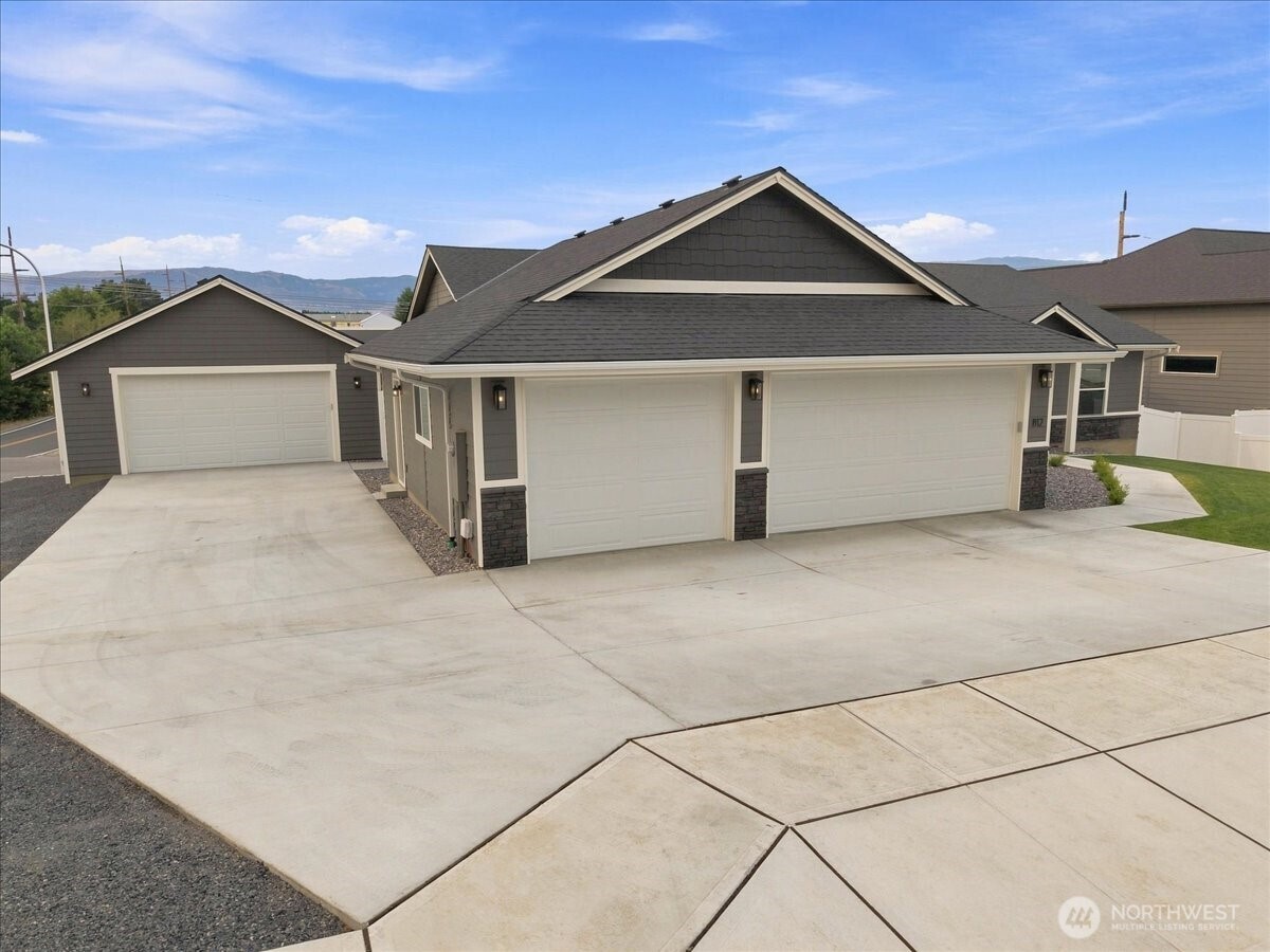 812 N Newport Loop