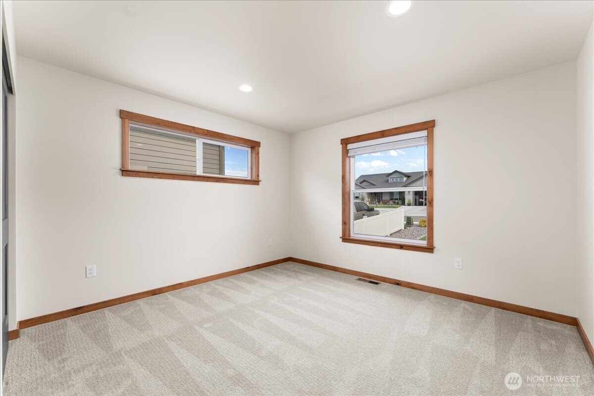 812 N Newport Loop