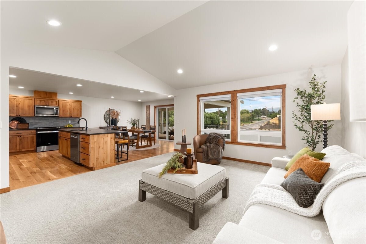 812 N Newport Loop