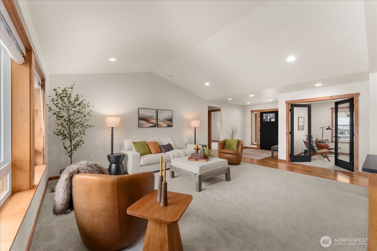 812 N Newport Loop