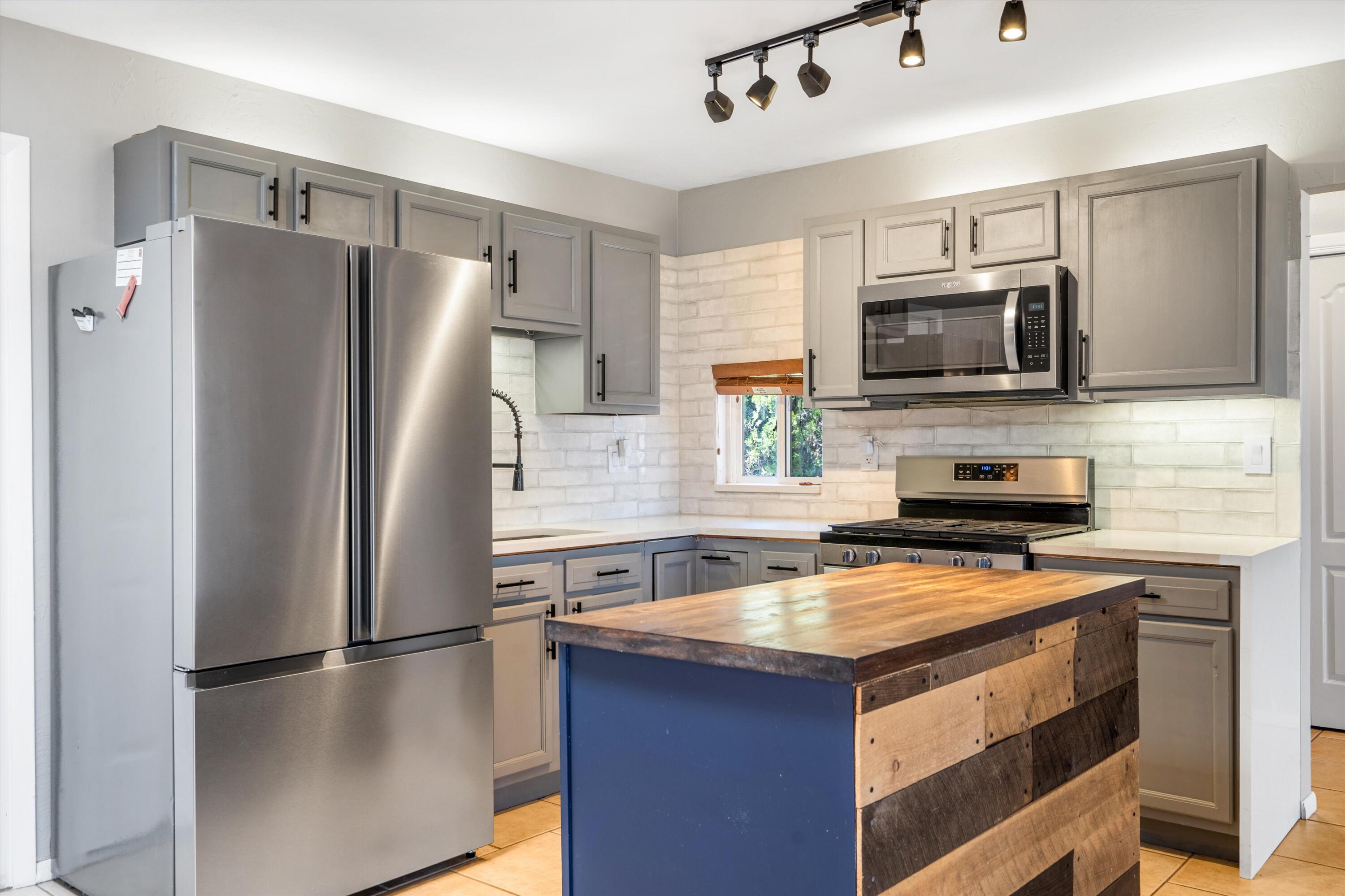 5717 Ave La Mirada NW