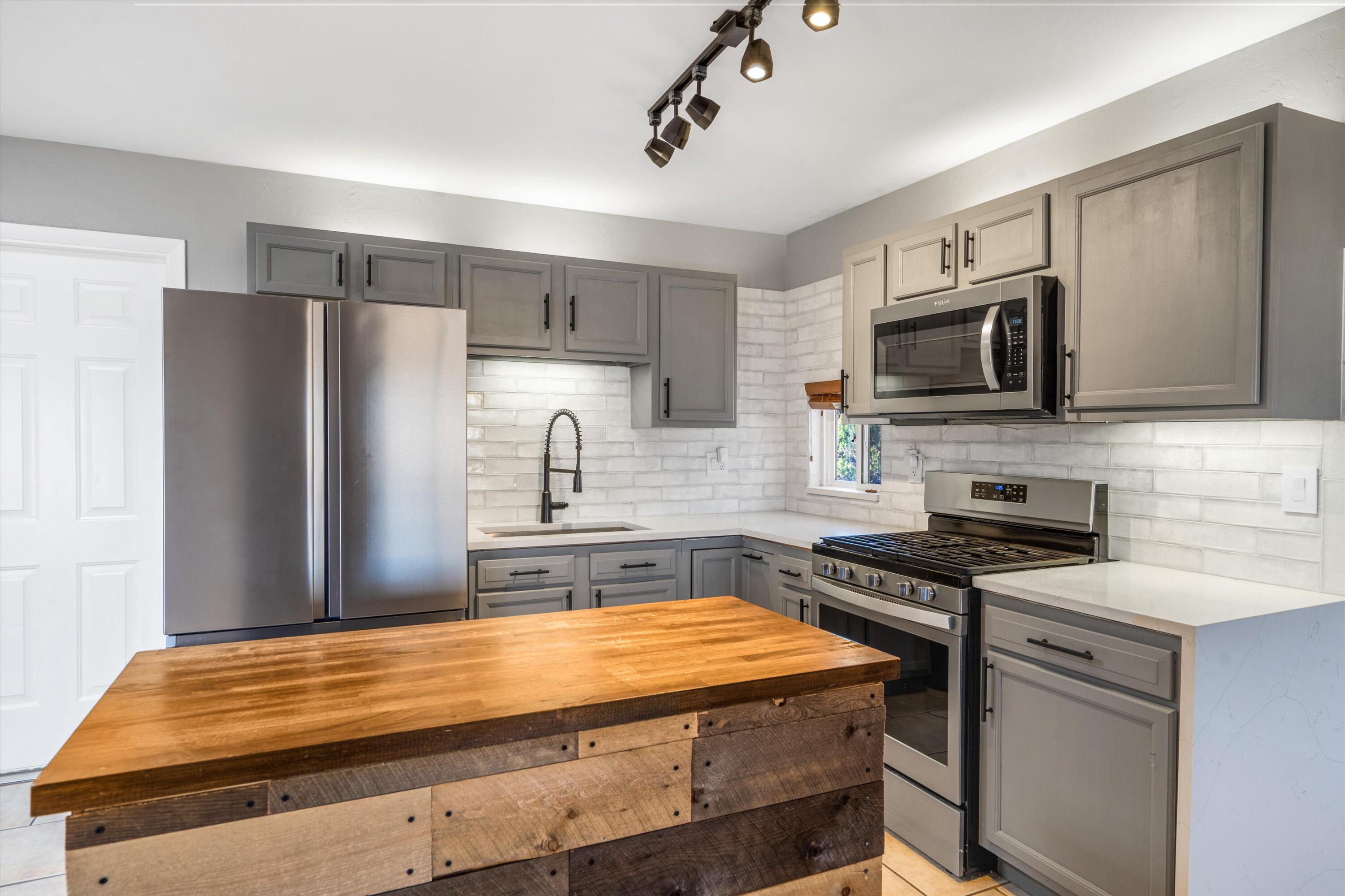 5717 Ave La Mirada NW