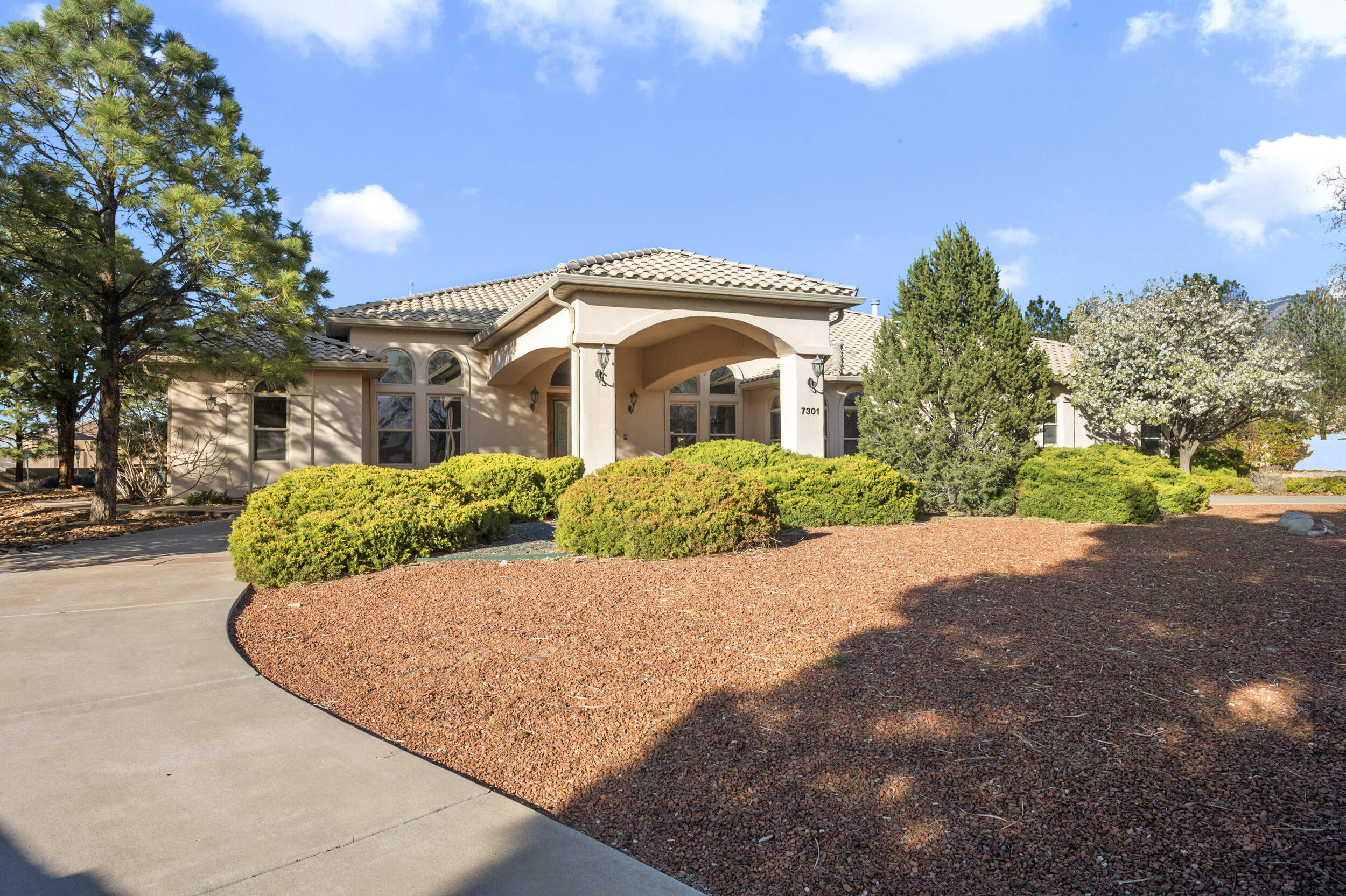 7301 Venice Avenue NE