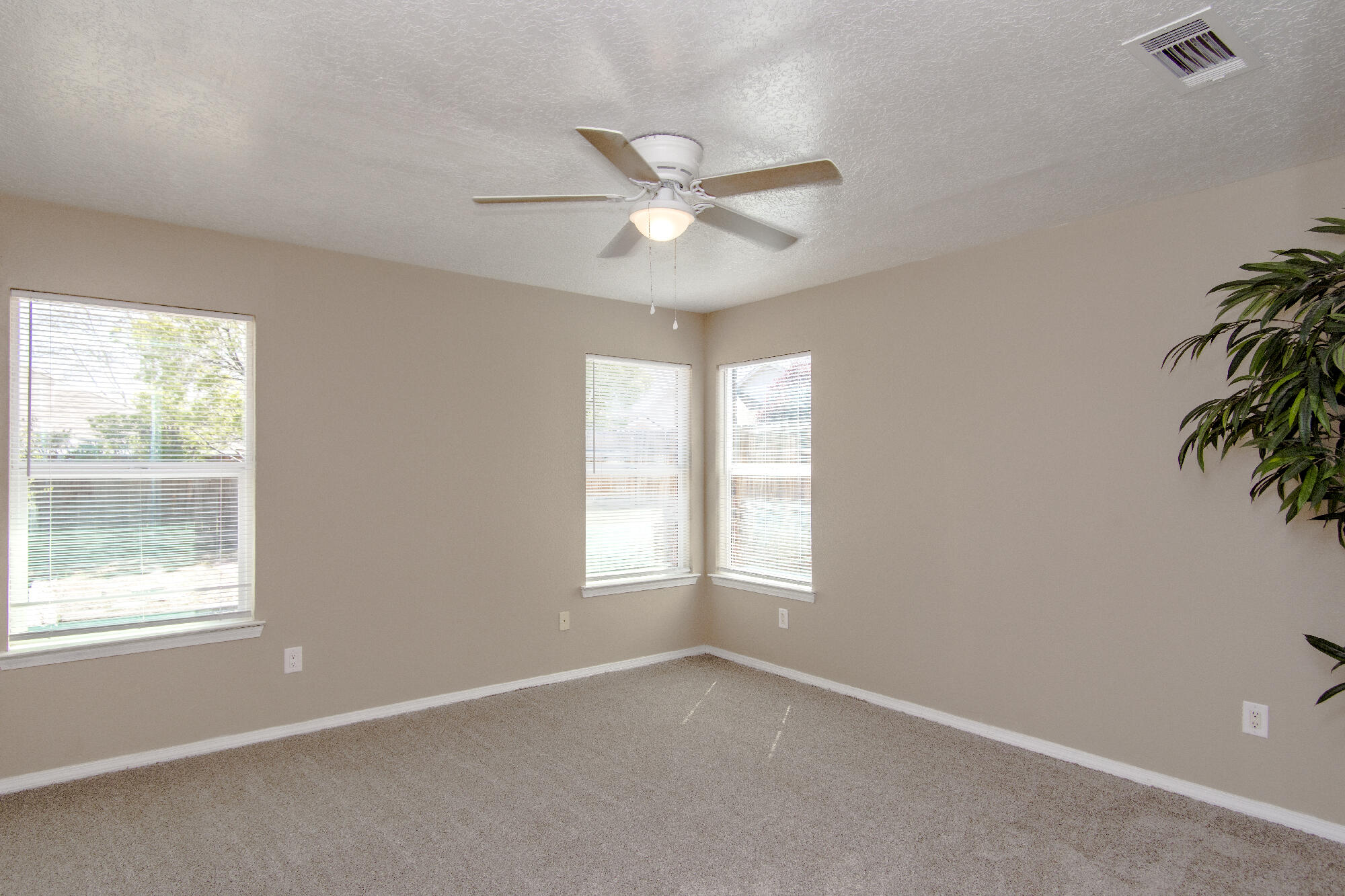 8016 Lyndsi Avenue NW