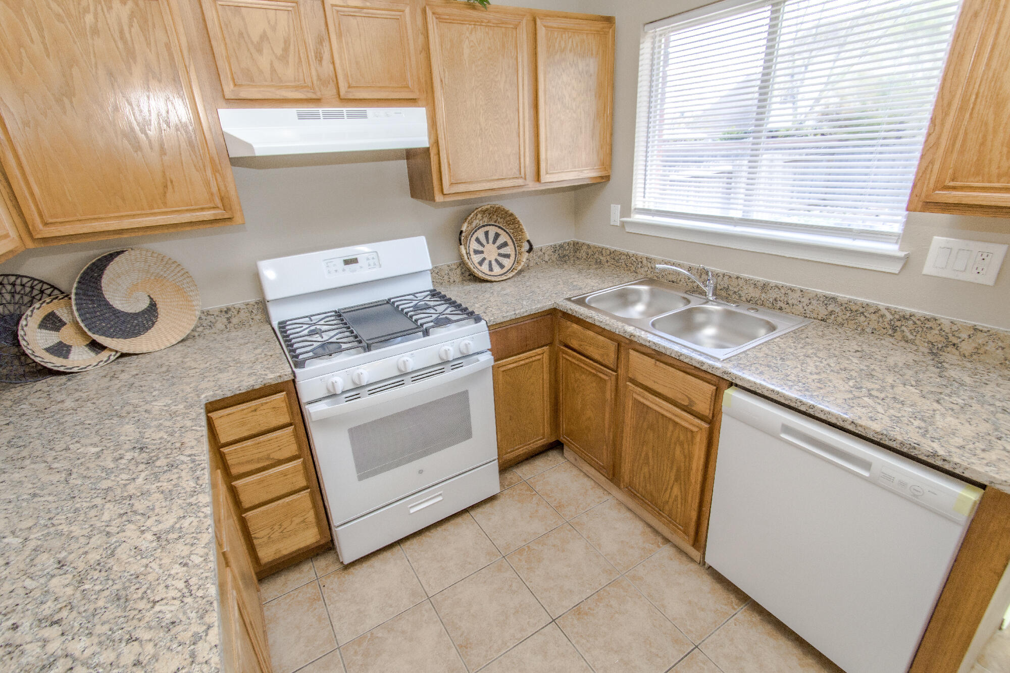 8016 Lyndsi Avenue NW