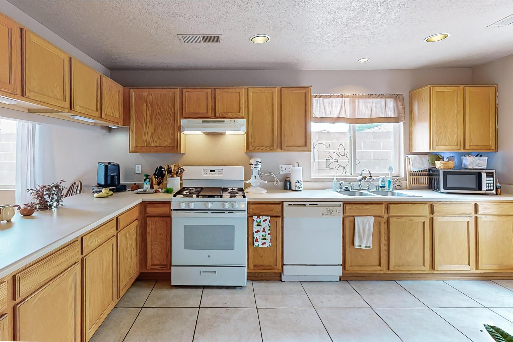 7200 Villa Tulipan NE