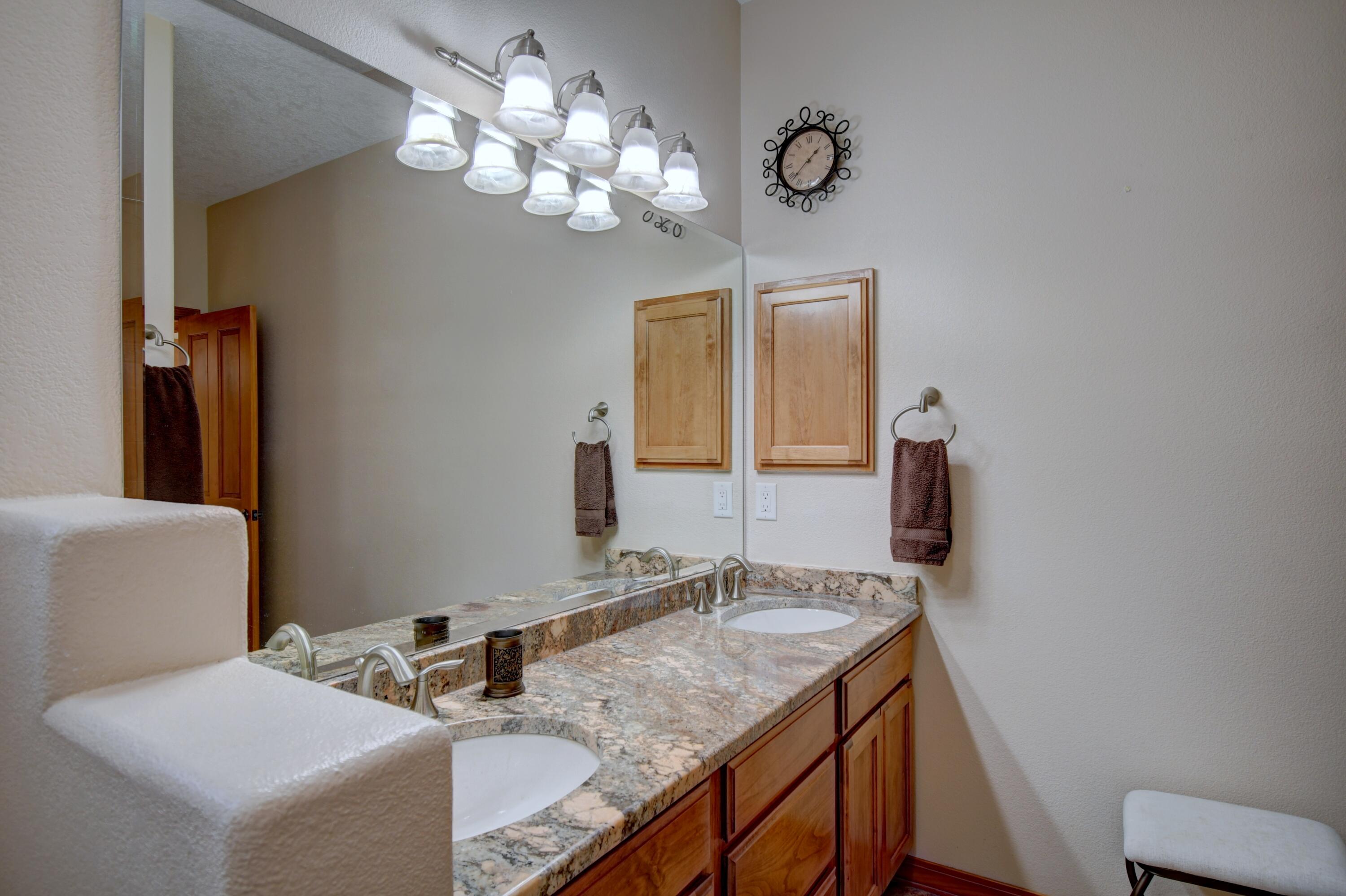 7208 HAWTHORN Avenue NE