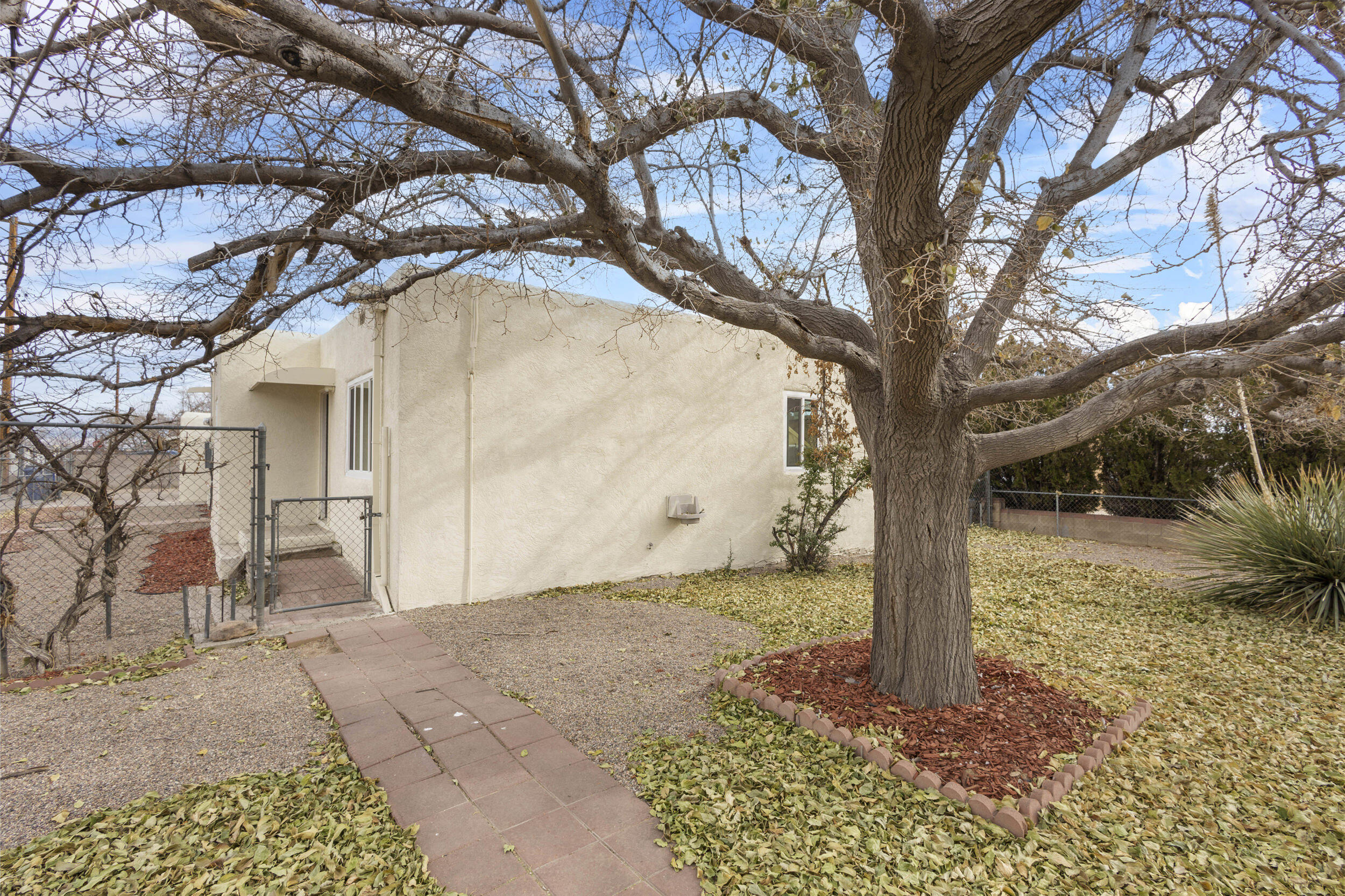 402 DOLORES Drive SW