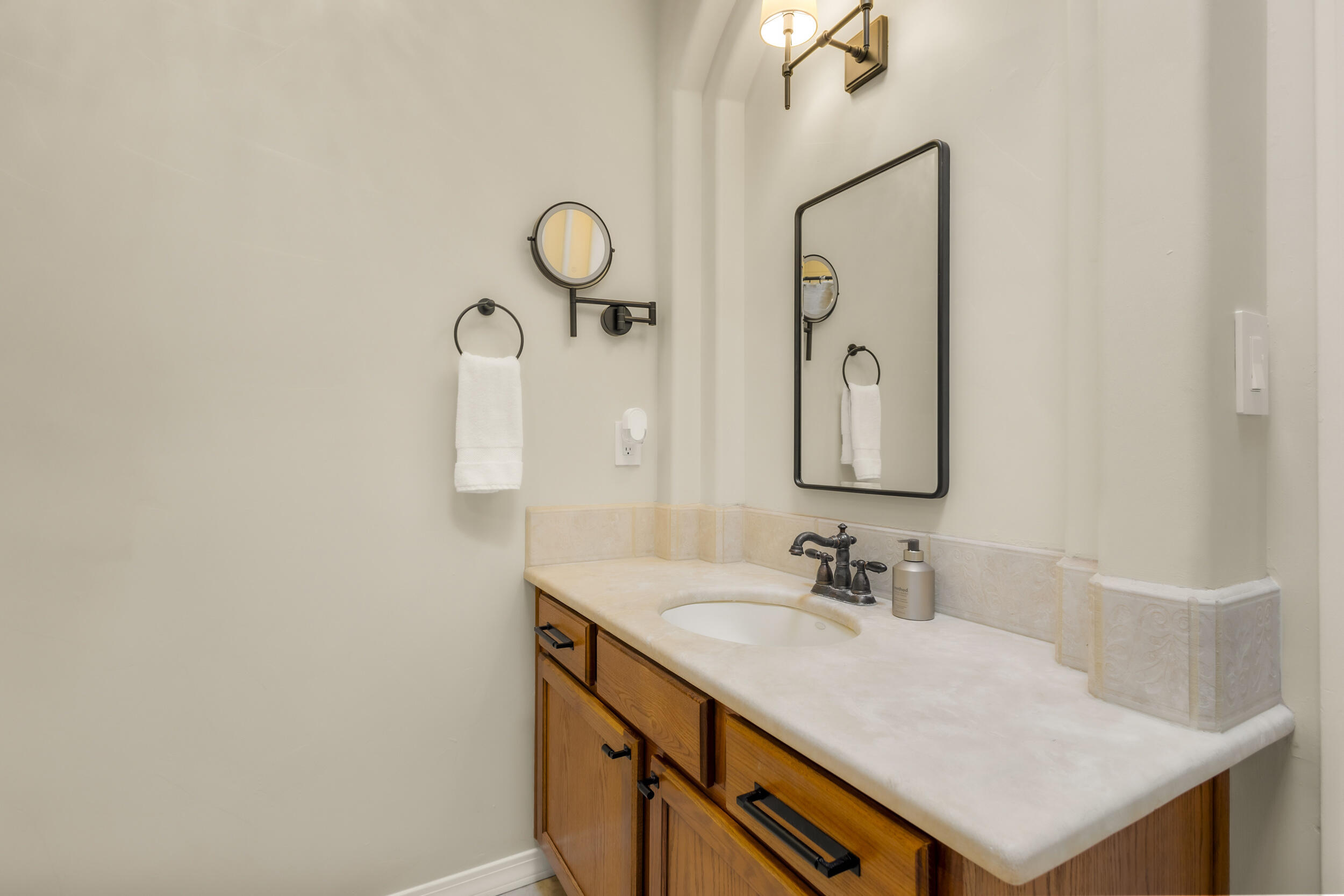 11211 AMMAN Avenue NE