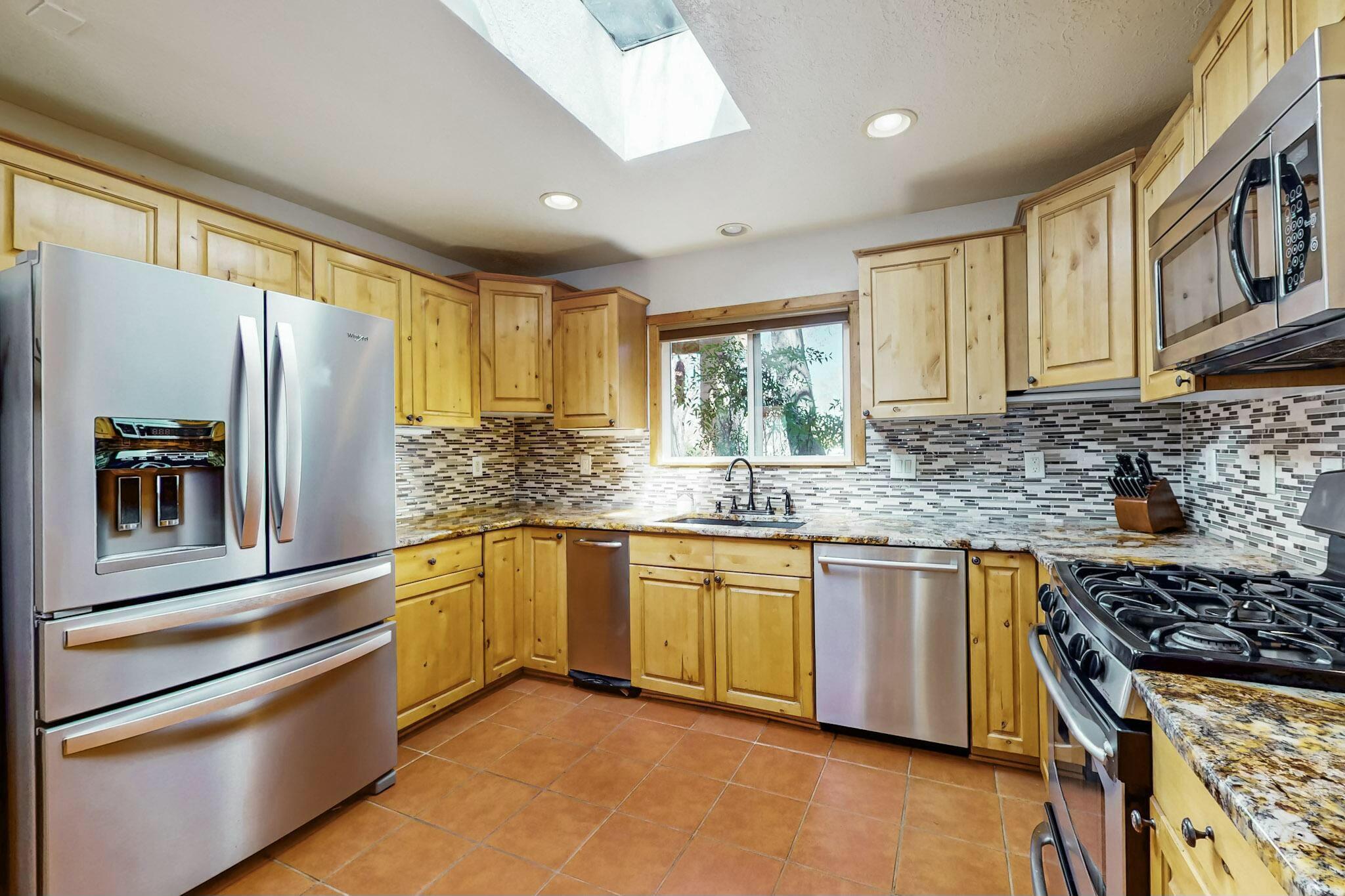 944 CAMINO RANCHITOS NW