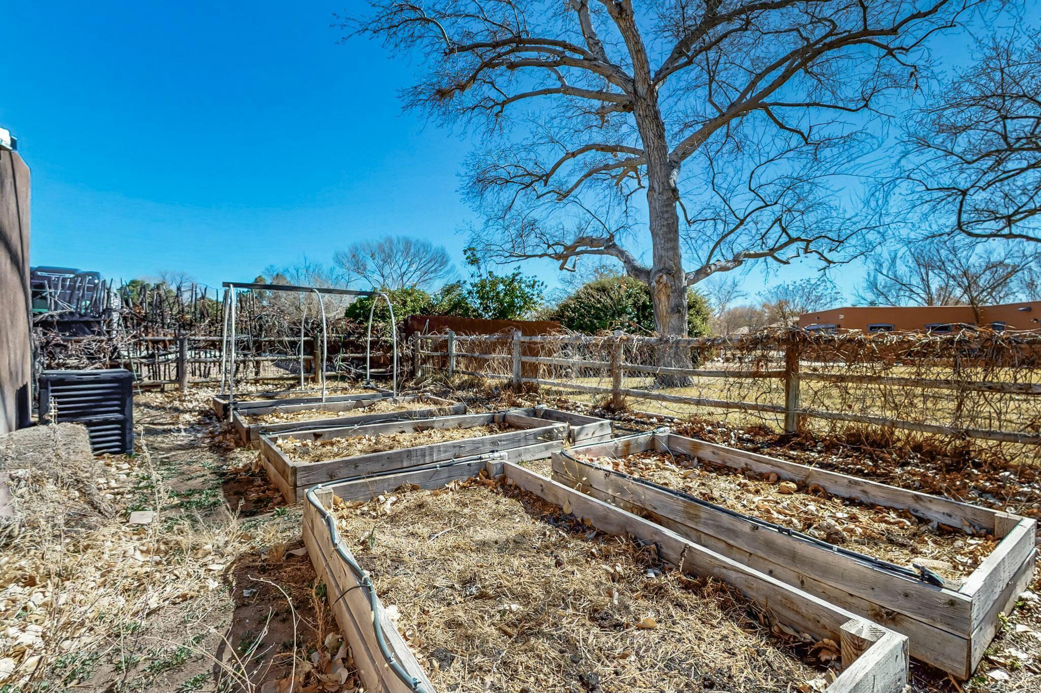 944 CAMINO RANCHITOS NW