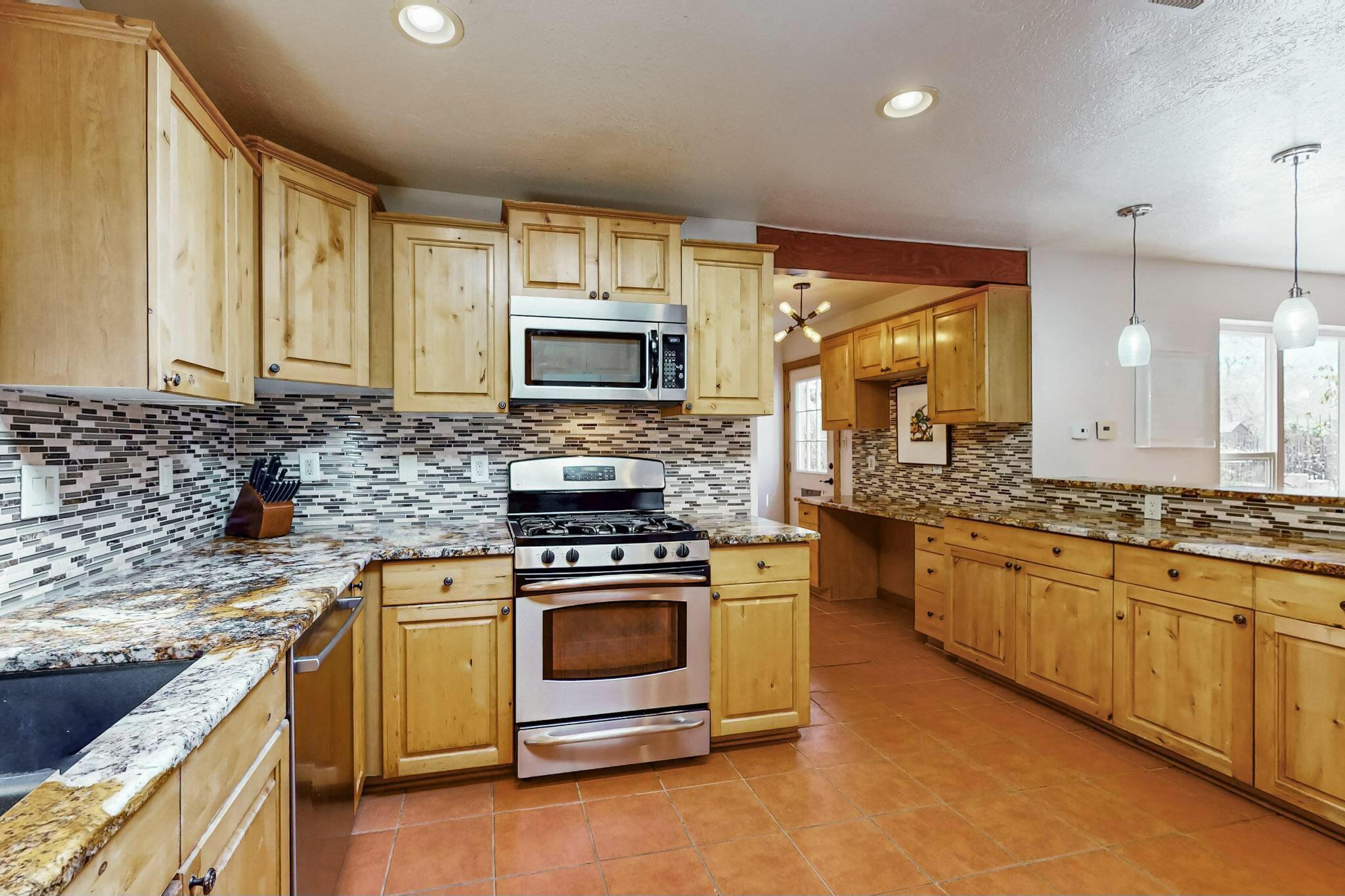 944 CAMINO RANCHITOS NW