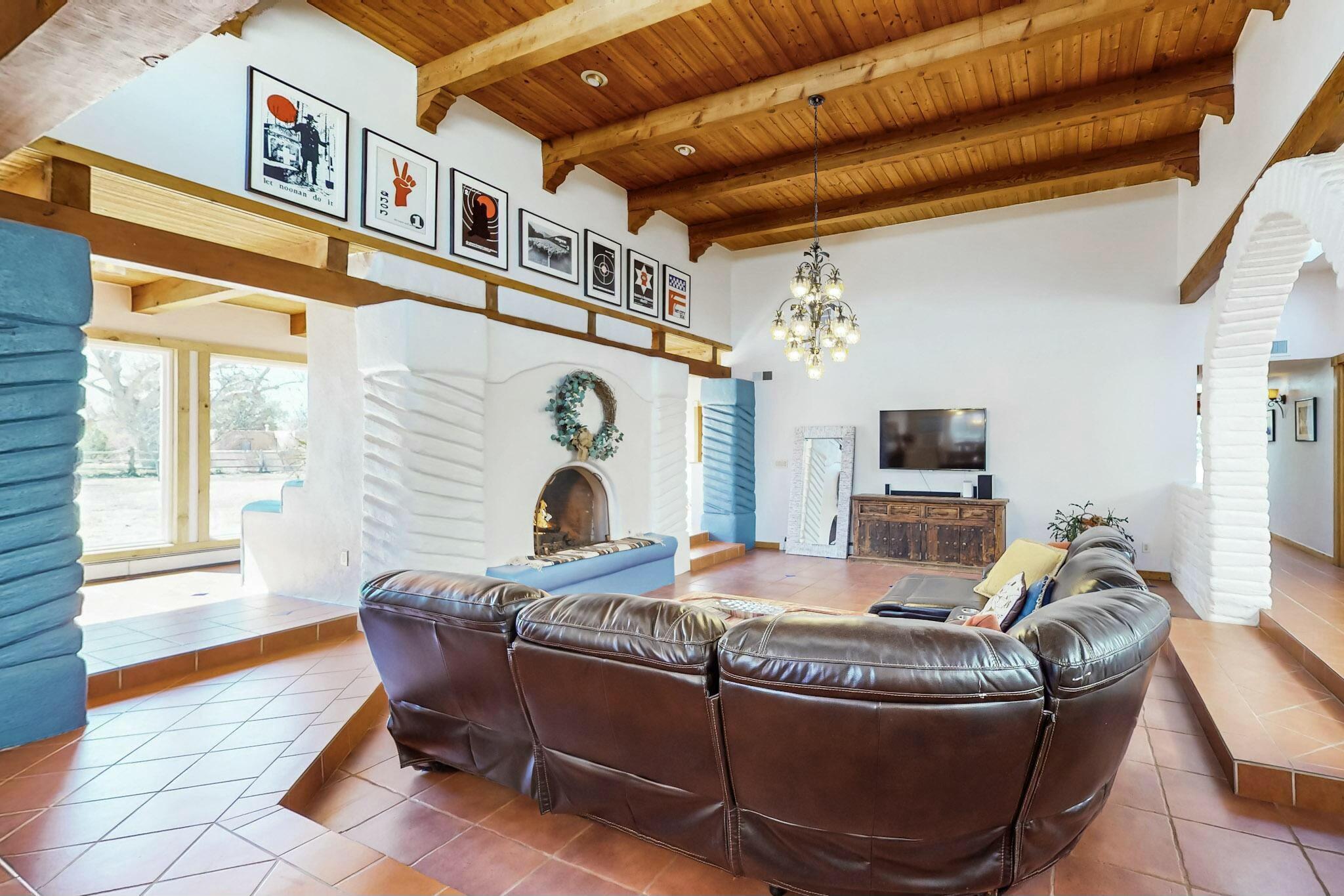 944 CAMINO RANCHITOS NW