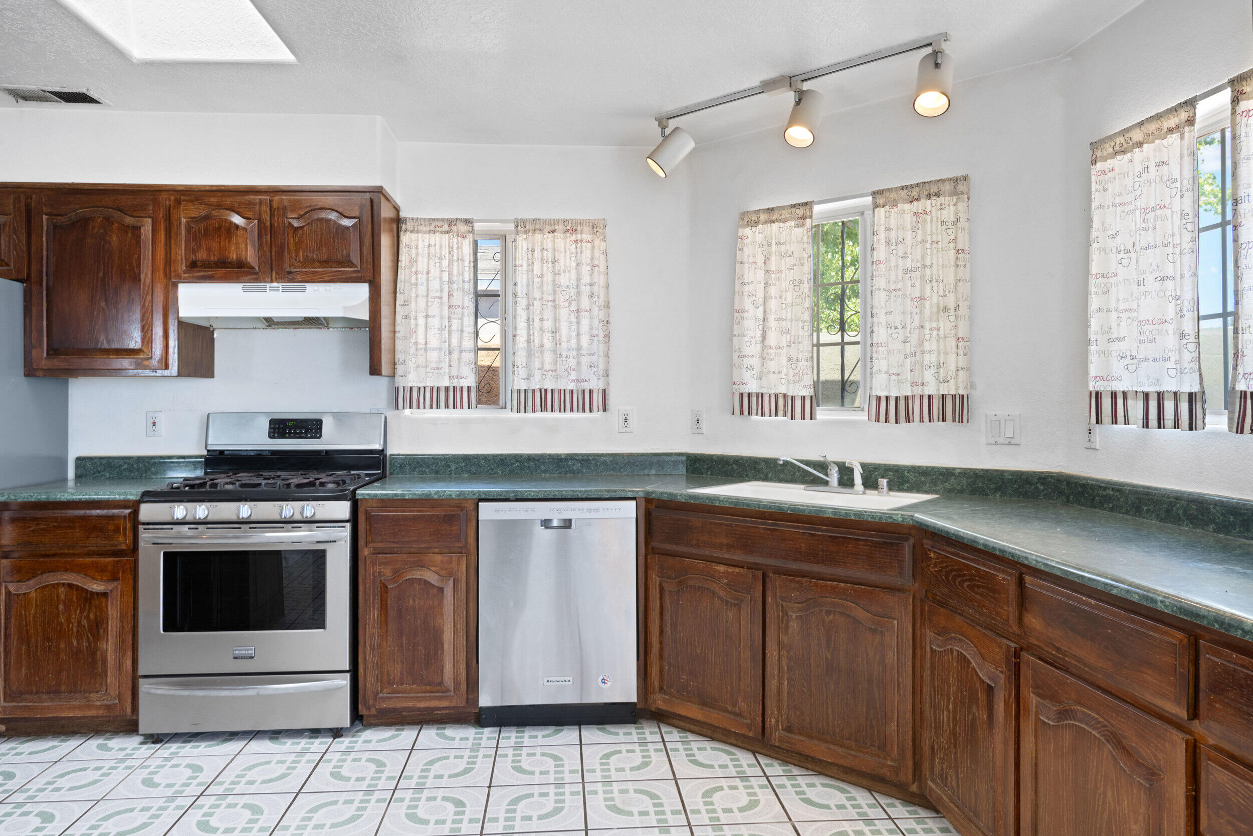 505 VALPLANO Road SE