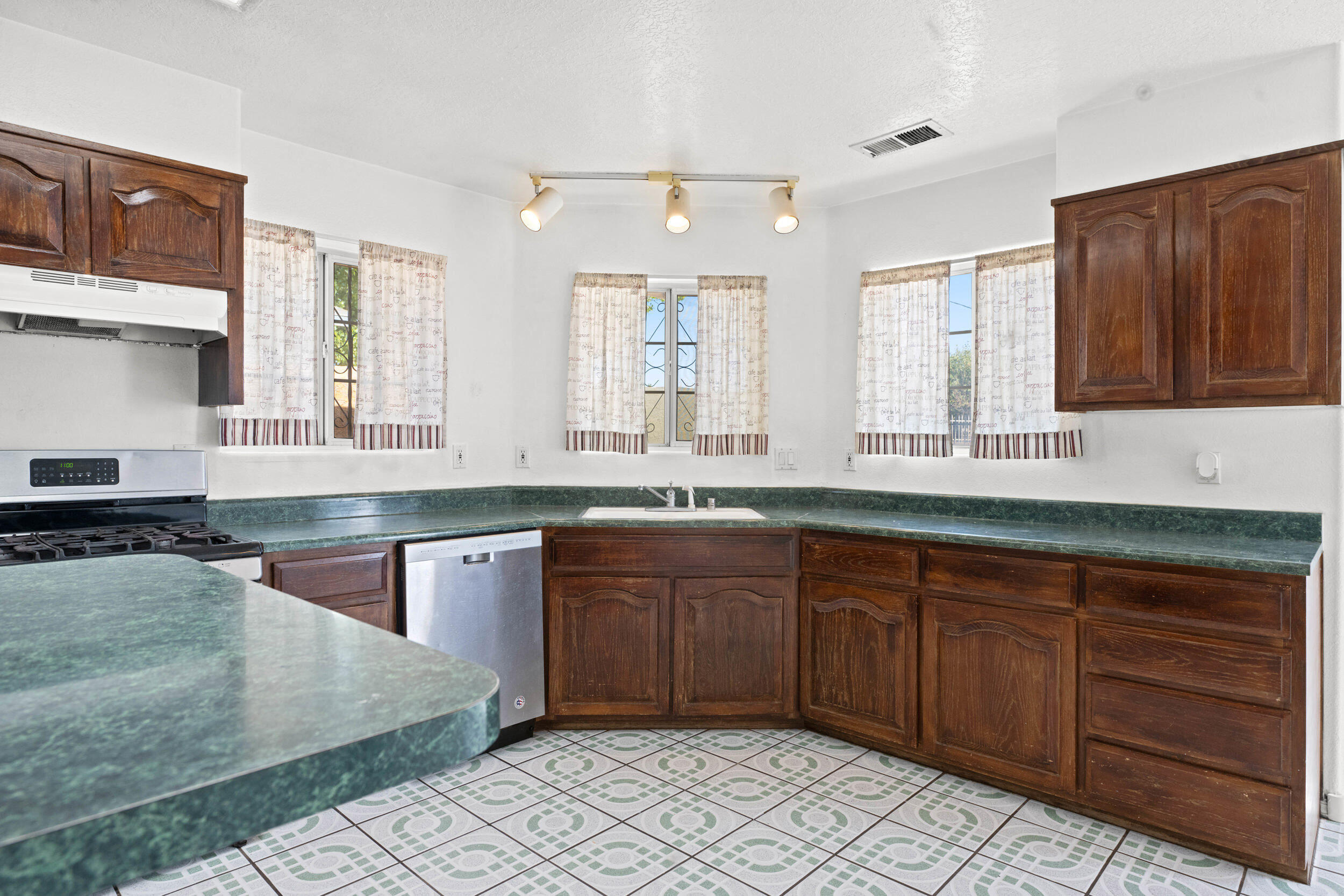 505 VALPLANO Road SE