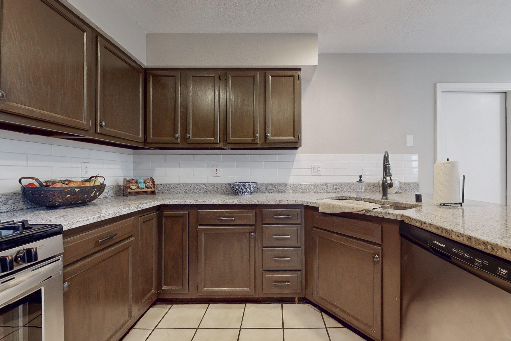 7805 PINEWOOD Drive NW