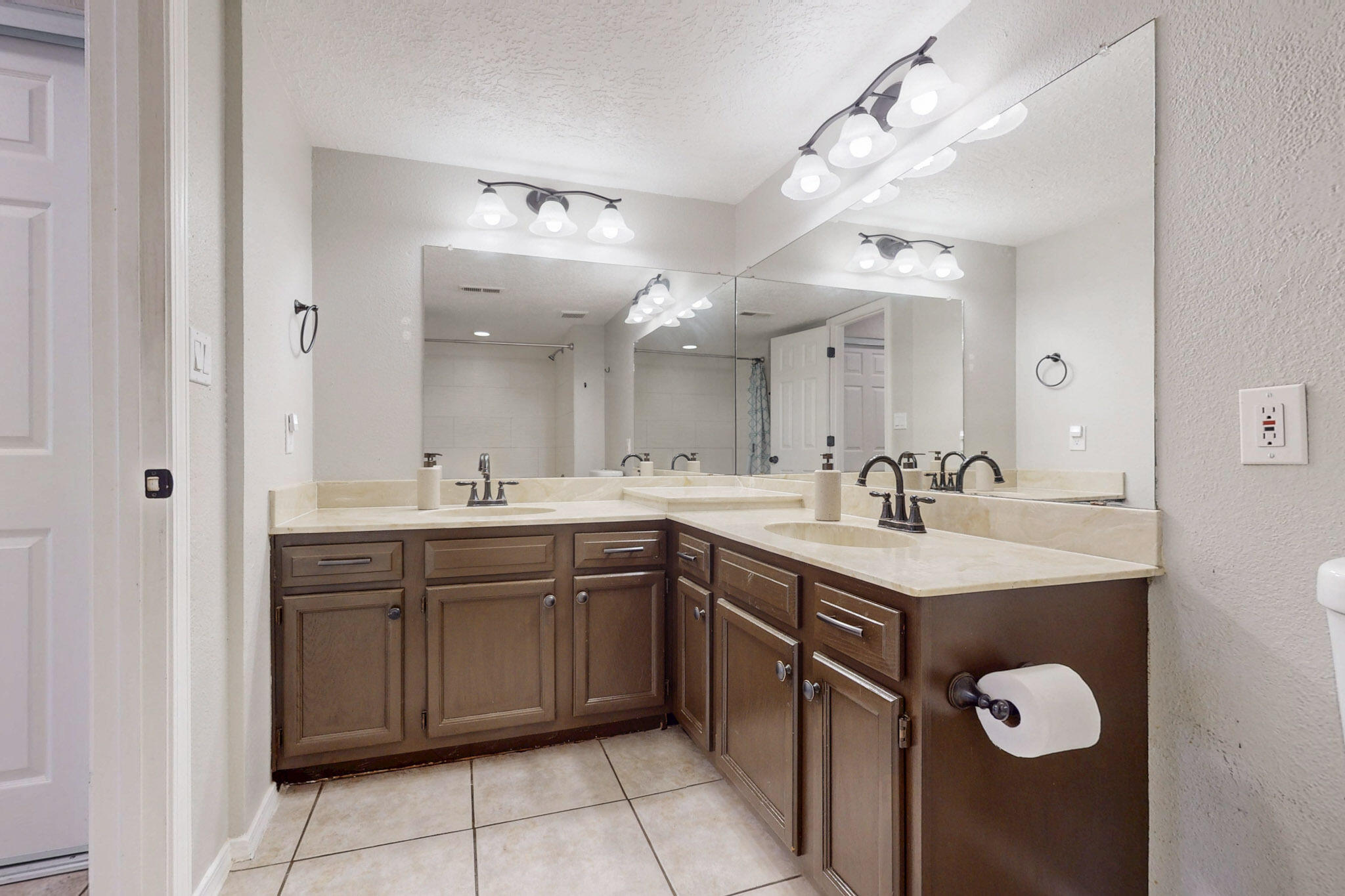 7805 PINEWOOD Drive NW