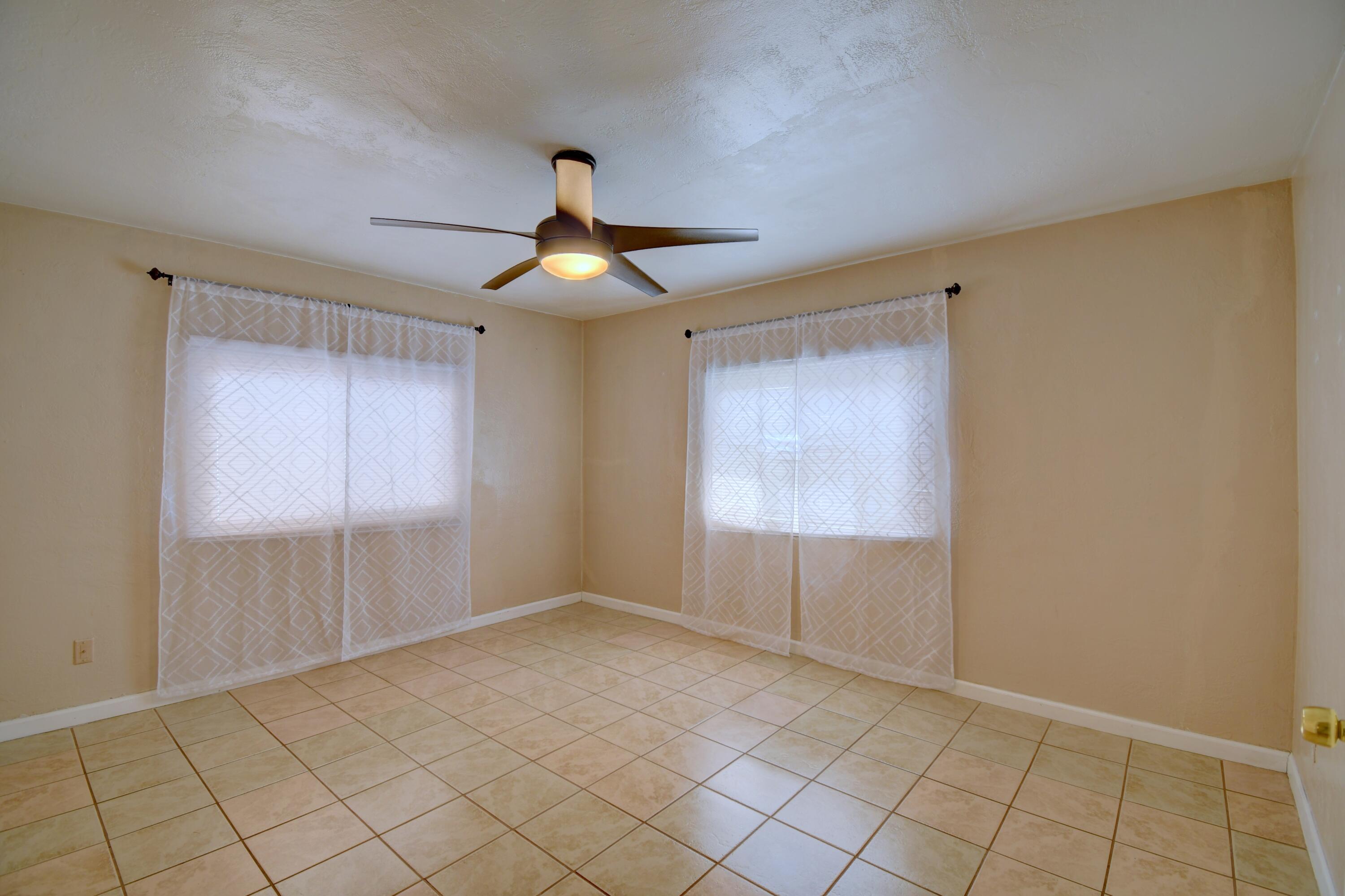 405 RHODE ISLAND Street NE